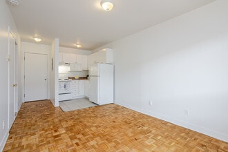 4290-4320 Métropolitain E in Montréal, QC - Building Photo - Building Photo