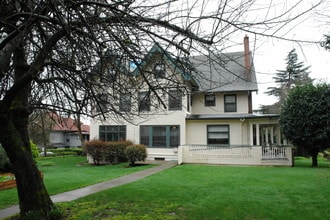 2375 NW Glisan St in Portland, OR - Foto de edificio - Building Photo