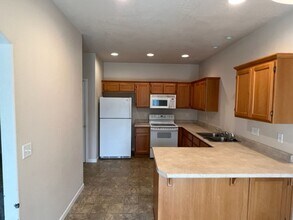 1211 Yorktown Ln in Medford, OR - Building Photo - Building Photo