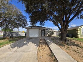 802 Noel Ln in Laredo, TX - Building Photo