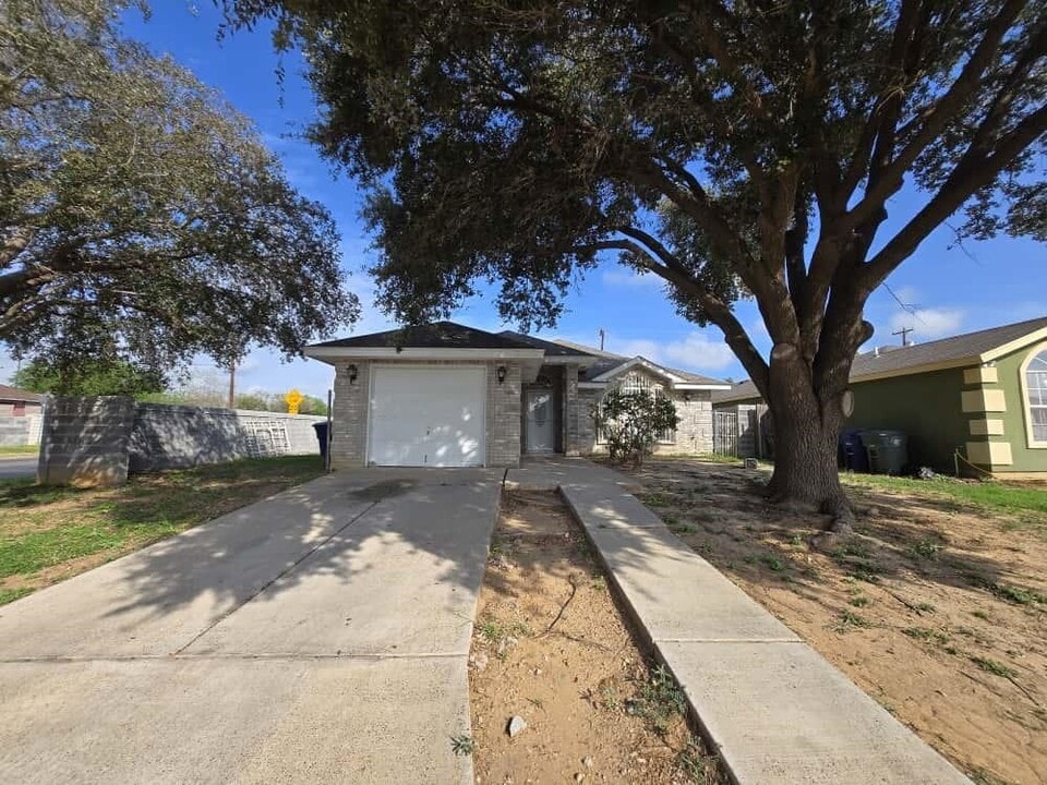 802 Noel Ln in Laredo, TX - Building Photo