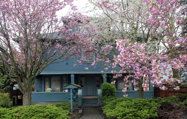 2414 Hoyt Ave in Everett, WA - Foto de edificio - Building Photo