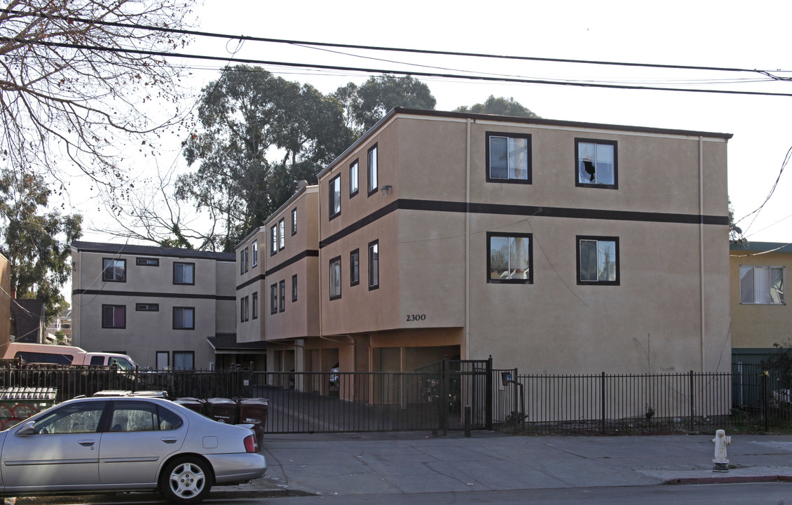 2300 High St in Oakland, CA - Building Photo