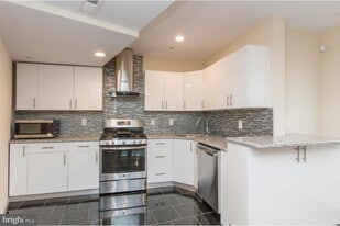 225 W Girard Ave in Philadelphia, PA - Building Photo