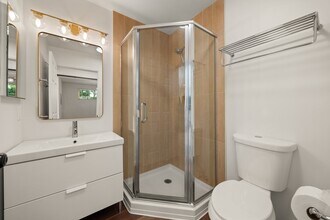 5136 Hillcrest Dr in Los Angeles, CA - Foto de edificio - Building Photo