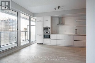 2221 Yonge St in Toronto, ON - Building Photo