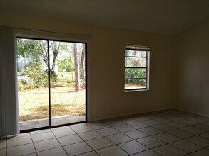 1726 Howland Blvd in Deltona, FL - Foto de edificio - Building Photo