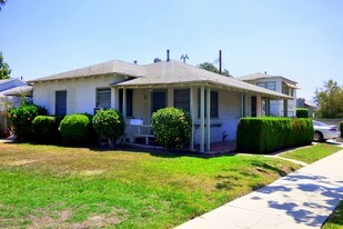 2620 W Chandler Blvd in Burbank, CA - Building Photo