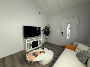 7704 Independence Ave in Los Angeles, CA - Building Photo - Building Photo