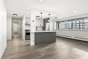 Wentworth Plaza in Ottawa, ON - Building Photo