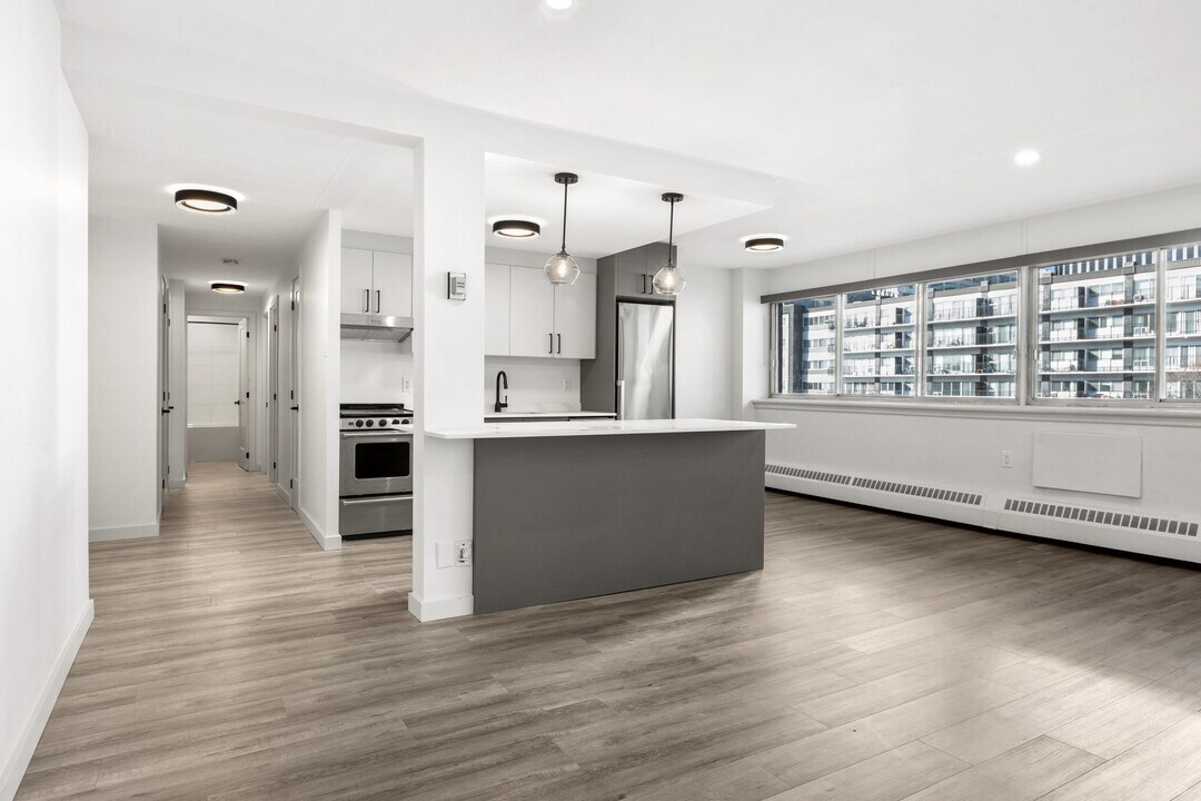 Wentworth Plaza in Ottawa, ON - Building Photo