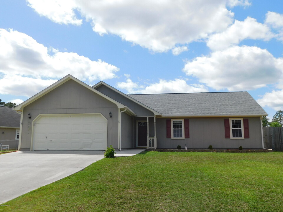 110 Fox Den Dr in Hubert, NC - Building Photo