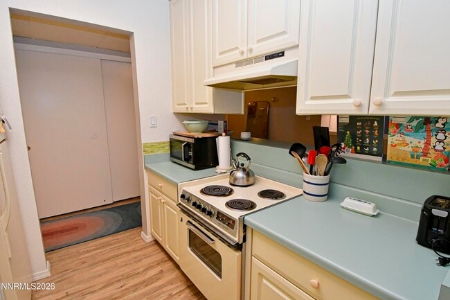 2955 Lakeside Dr in Reno, NV - Building Photo - Building Photo