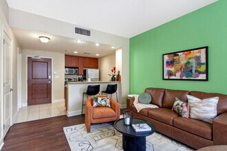 925 Common St in New Orleans, LA - Foto de edificio - Building Photo
