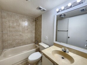 3300 NW 46th St, Unit 102 in Fort Lauderdale, FL - Building Photo - Building Photo