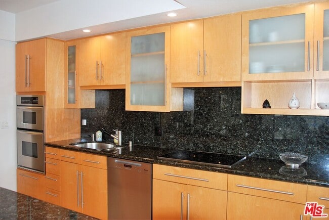 5100 Vía Dolce in Marina Del Rey, CA - Building Photo - Building Photo