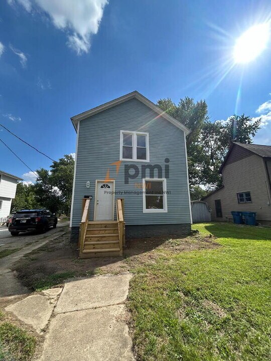 287 Washington St in Lowell, IN - Building Photo