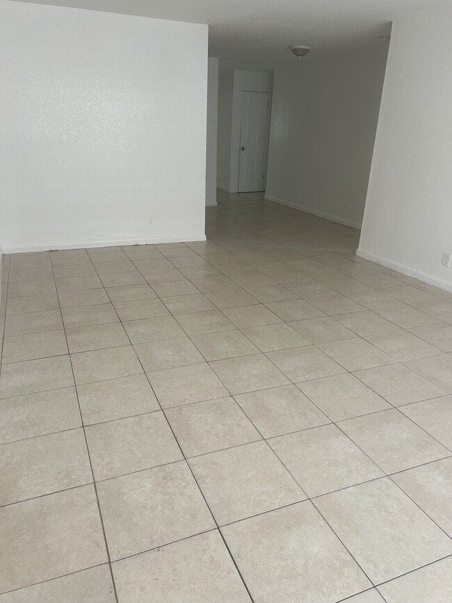 5725 NW 27th Ct, Unit 5725 NW 27 Ct