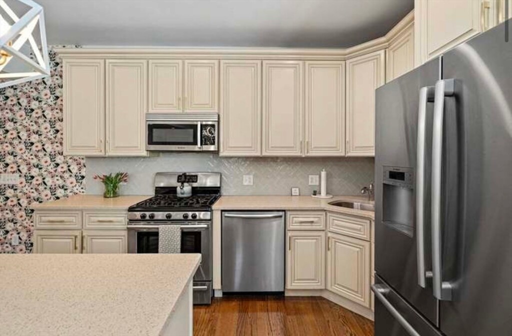 37 Coffey St in Boston, MA - Building Photo