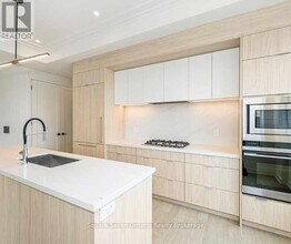 123 Maurice Dr in Oakville, ON - Building Photo - Building Photo