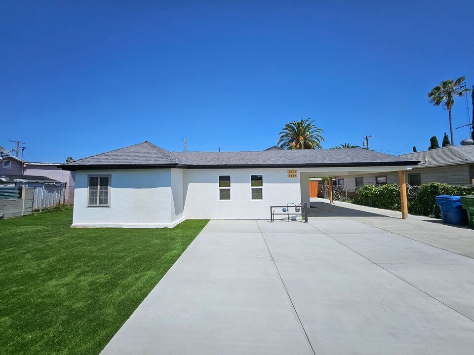 7426 Denny Ave in Los Angeles, CA - Building Photo