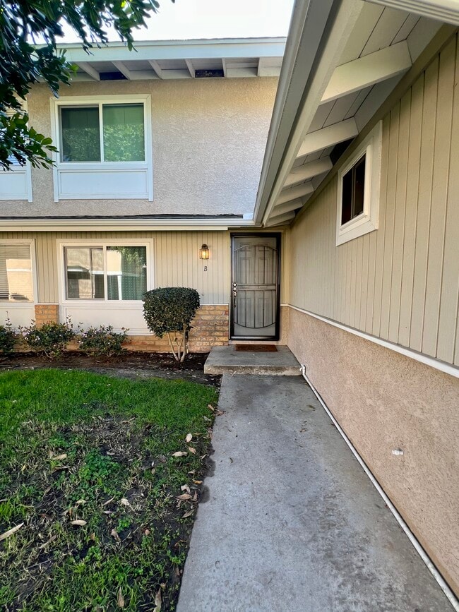 2516 Wanek Rd in Escondido, CA - Foto de edificio - Building Photo