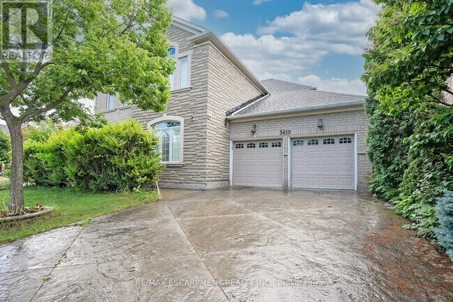 5410 Duchess Ct in Burlington, ON - Building Photo - Building Photo