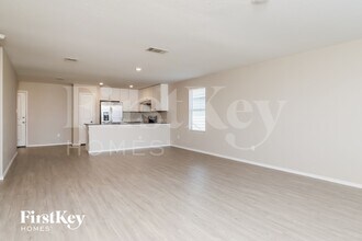 3921 Far Horizon in Seguin, TX - Foto de edificio - Building Photo