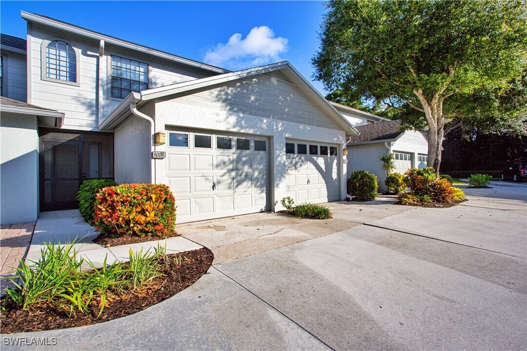 800 Meadowland Dr in Naples, FL - Building Photo