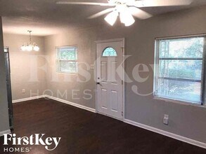 9305 N Forest Hills Dr in Tampa, FL - Building Photo - Building Photo