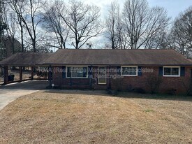 310 Gail Dr in Griffin, GA - Building Photo