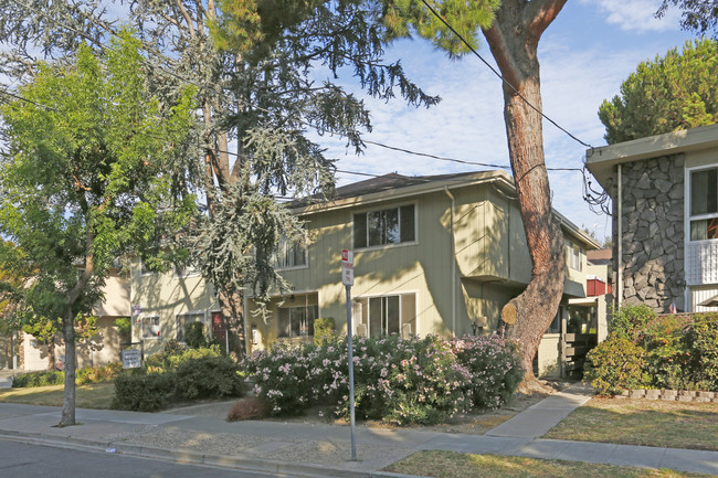 Glen Eyrie Apartments in San Jose, CA - Building Photo - Building Photo