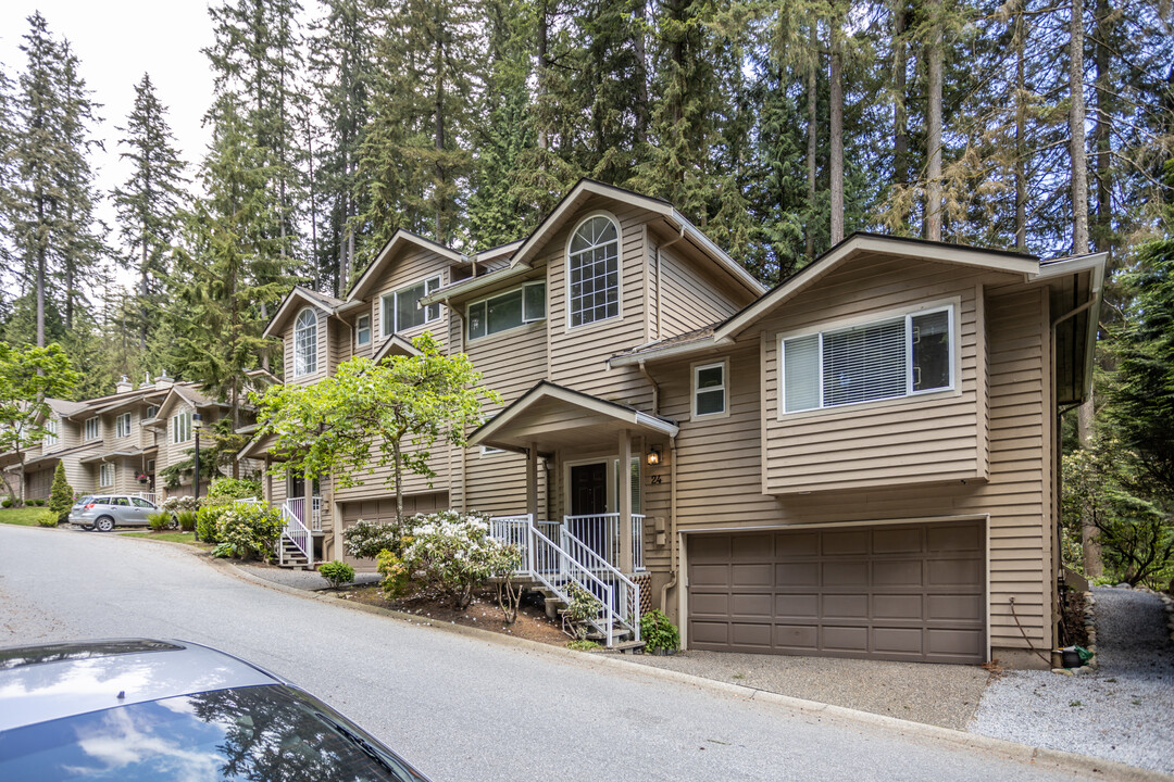 11 Deerwood Pl in Port Moody, BC - Building Photo