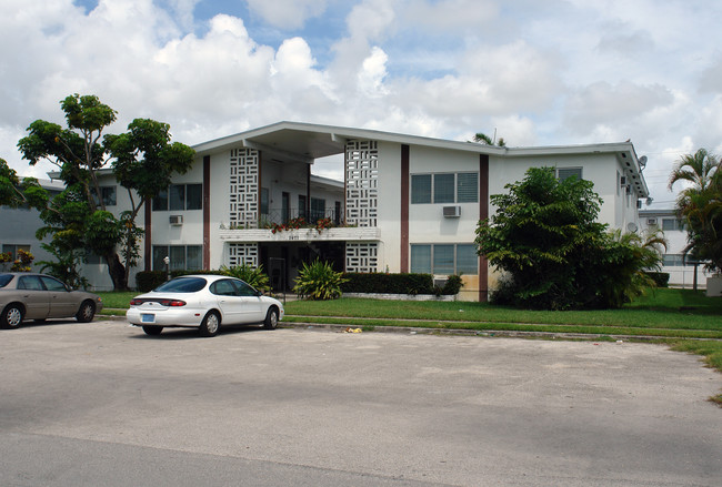 1421 NE 171st St in Miami, FL - Foto de edificio - Building Photo