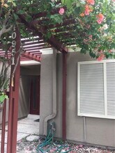 10951 N Lakeview Dr in Pembroke Pines, FL - Building Photo - Building Photo