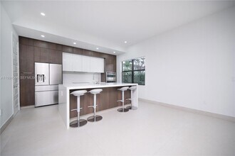 8842 NW 161st Terrace in Miami Lakes, FL - Foto de edificio - Building Photo