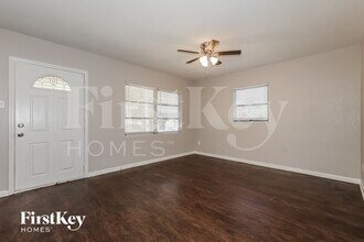 9305 N Forest Hills Dr in Tampa, FL - Foto de edificio - Building Photo