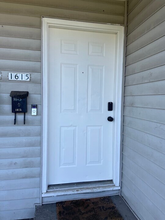 1615 NE 81st Ave in Portland, OR - Building Photo
