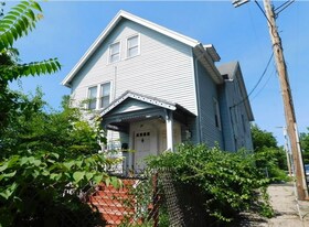 103 Walnut St, Unit 3rd floor in Waterbury, CT - Building Photo