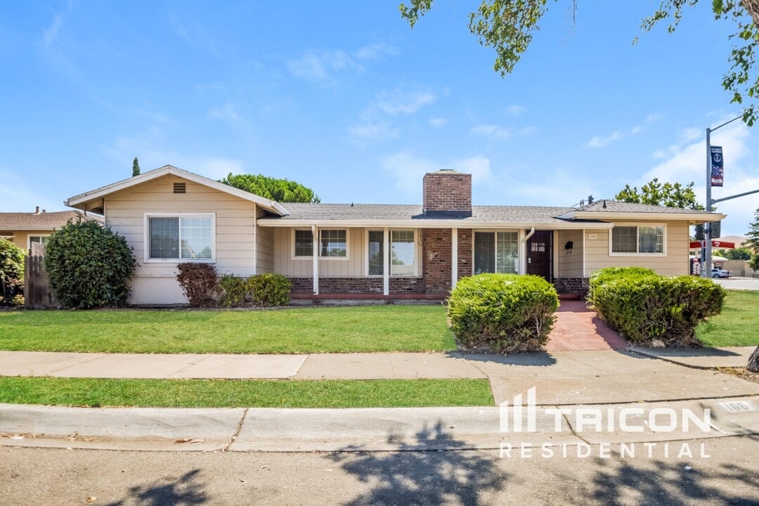 106 Sierra Dr in Pittsburg, CA - Building Photo
