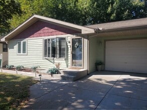 5853 Winnetka Ave N, Unit 5853 Winnetka Ave N in Minneapolis, MN - Foto de edificio - Building Photo