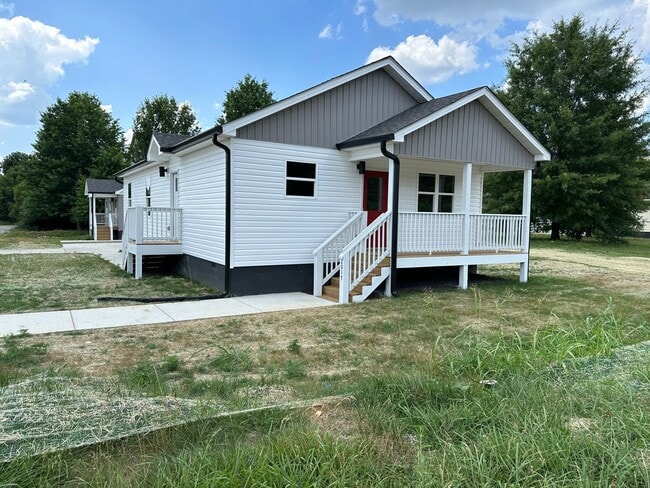 property at 2017 S Lyerly St