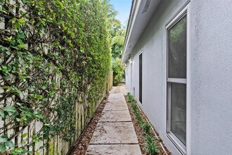 2558 Trapp Ave in Miami, FL - Building Photo - Building Photo