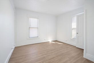 2104 College St in Cedar Falls, IA - Building Photo - Building Photo