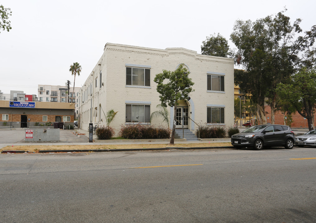 120 S Louise St in Glendale, CA - Building Photo