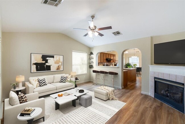 5911 Steiner in Kyle, TX - Foto de edificio - Building Photo