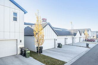 7745 Tommy Fox Ln NW in Edmonton, AB - Building Photo - Building Photo