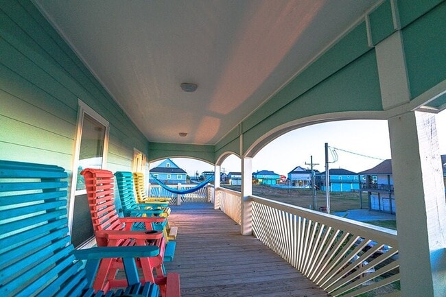 986 Bahama Dr in Crystal Beach, TX - Building Photo - Building Photo