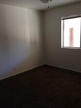 709 W Atkins Ave, Unit A in Ridgecrest, CA - Foto de edificio - Building Photo