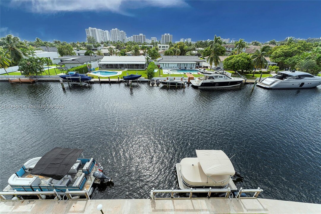 455 Paradise Isle Blvd in Hallandale Beach, FL - Building Photo